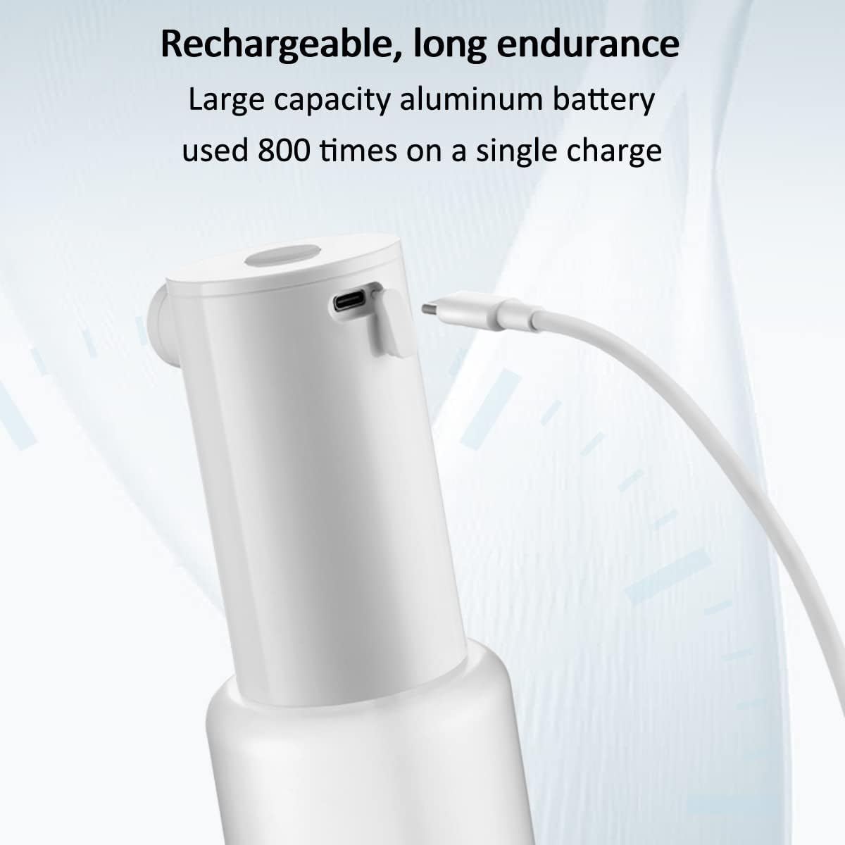 Ein weißes Gerät wird mit einem USB-Kabel aufgeladen.