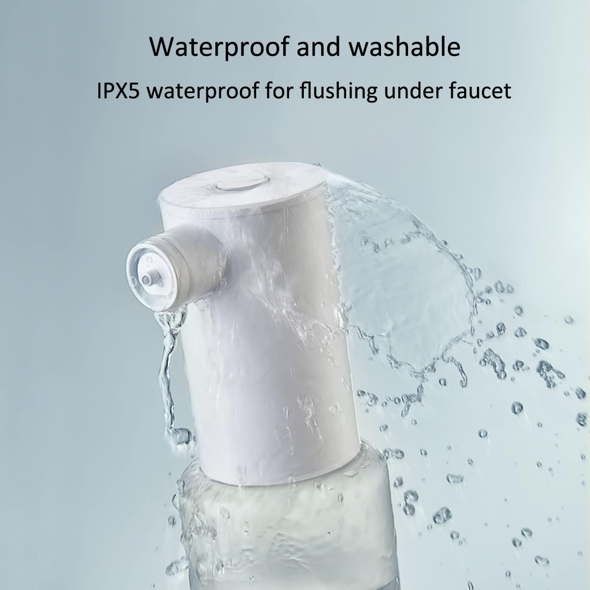 Ein weißer Seifenspender wird unter fließendem Wasser gezeigt, der IPX5 wasserdicht ist.