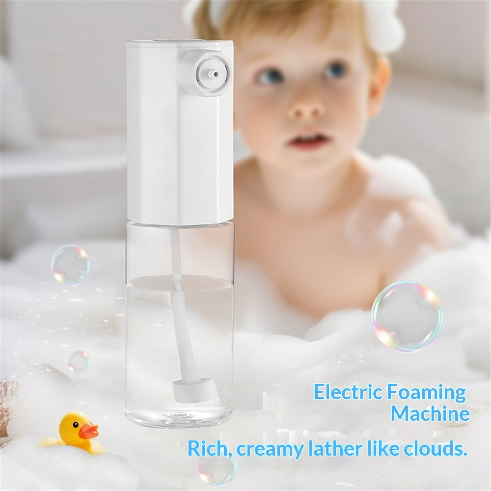 Ein weißer Schaumspender steht neben einem Baby in der Badewanne mit Seifenblasen.