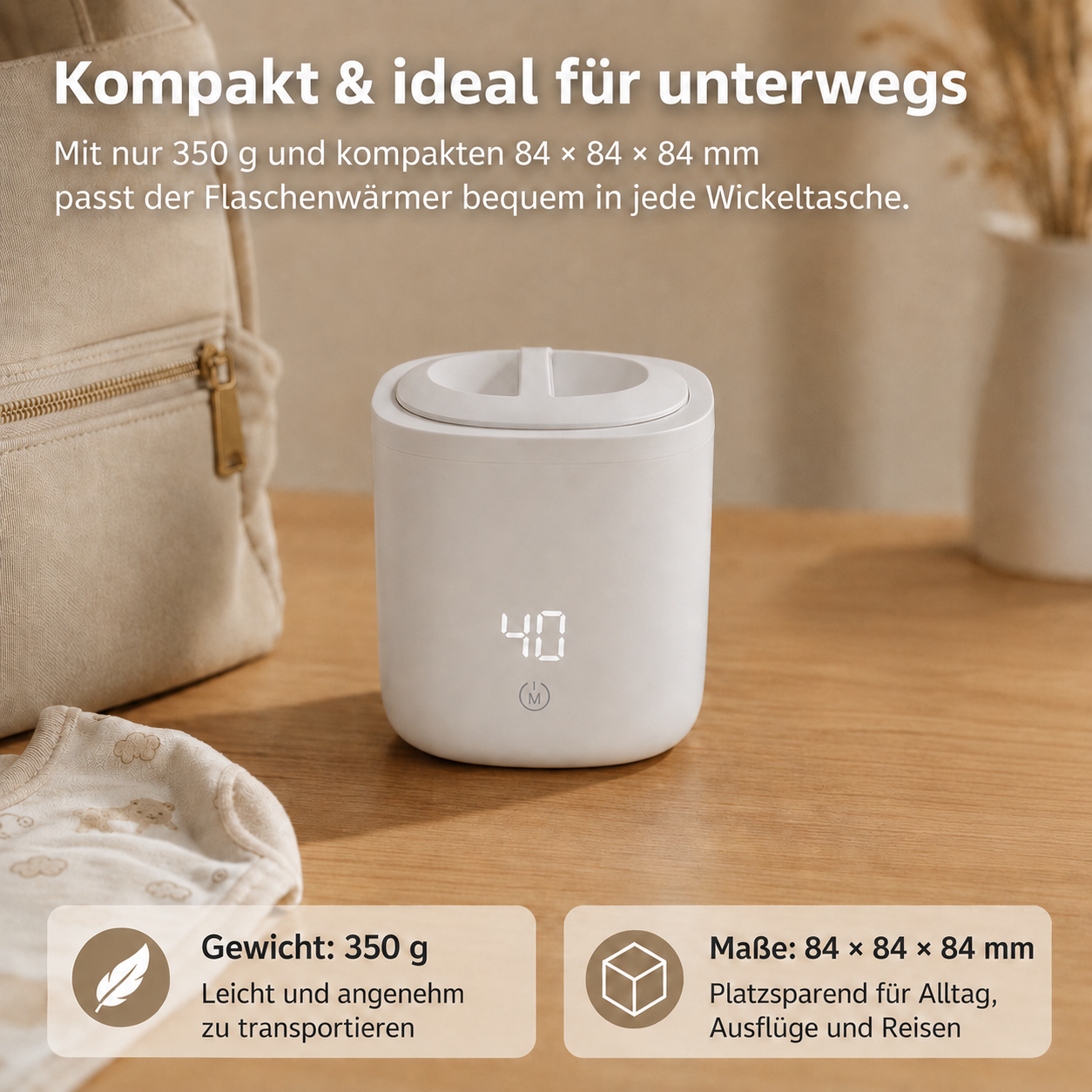 Ein kompakter weißer Flaschenwärmer mit digitaler Anzeige und Babykleidung daneben.