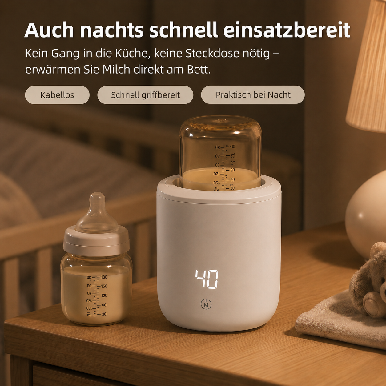 Ein weißer Milchwärmer mit einer Milchflasche und einer Glasflasche daneben.