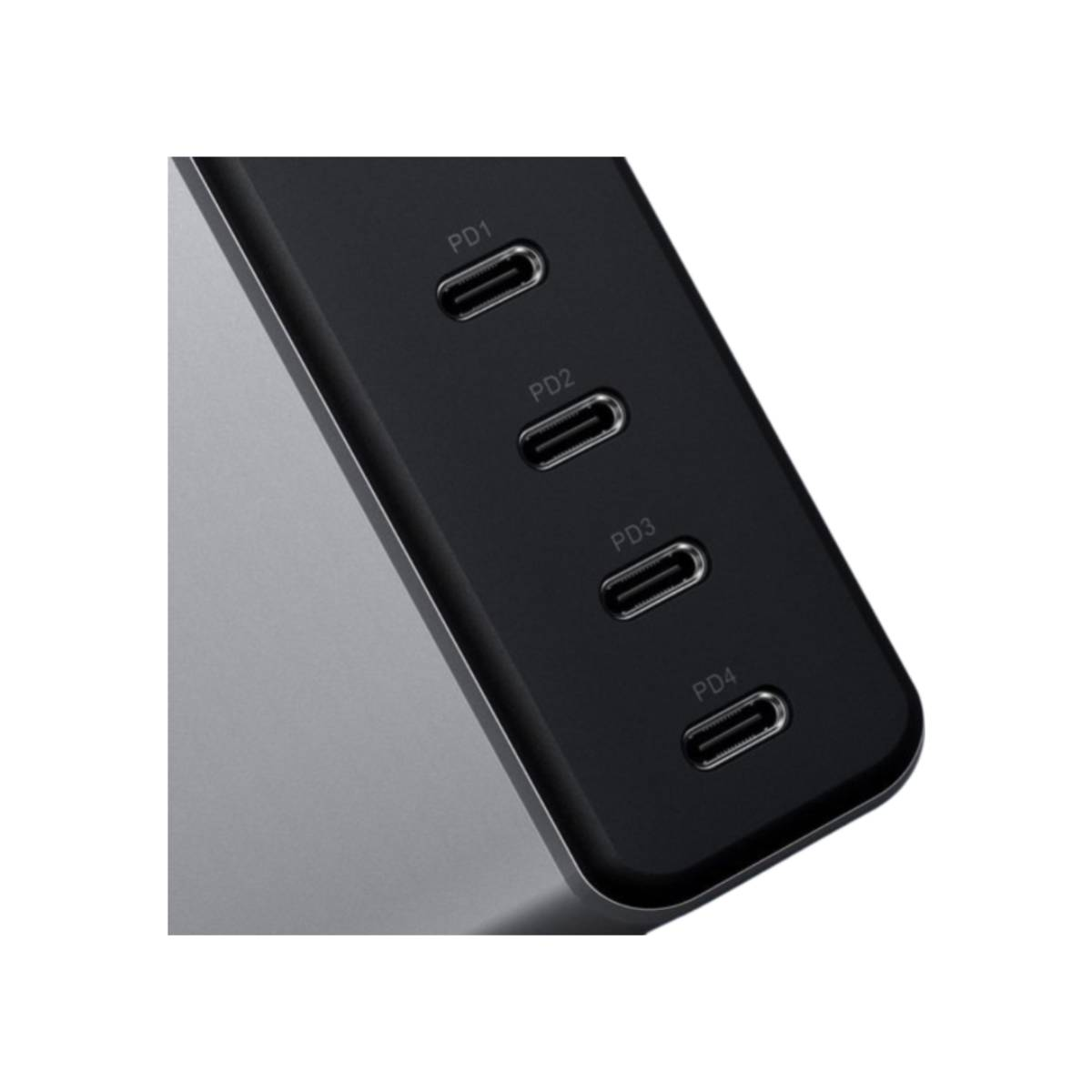 Primer plano de un cargador gris y negro con cuatro puertos USB-C.