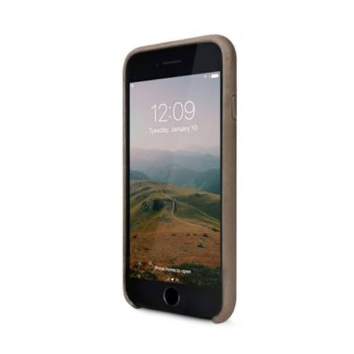 Una custodia color cuoio su uno smartphone nero mostra uno sfondo di paesaggio montano.