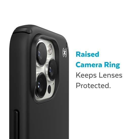 Zwarte telefoon met drievoudige camera en verhoogde ring ter bescherming van de lenzen.