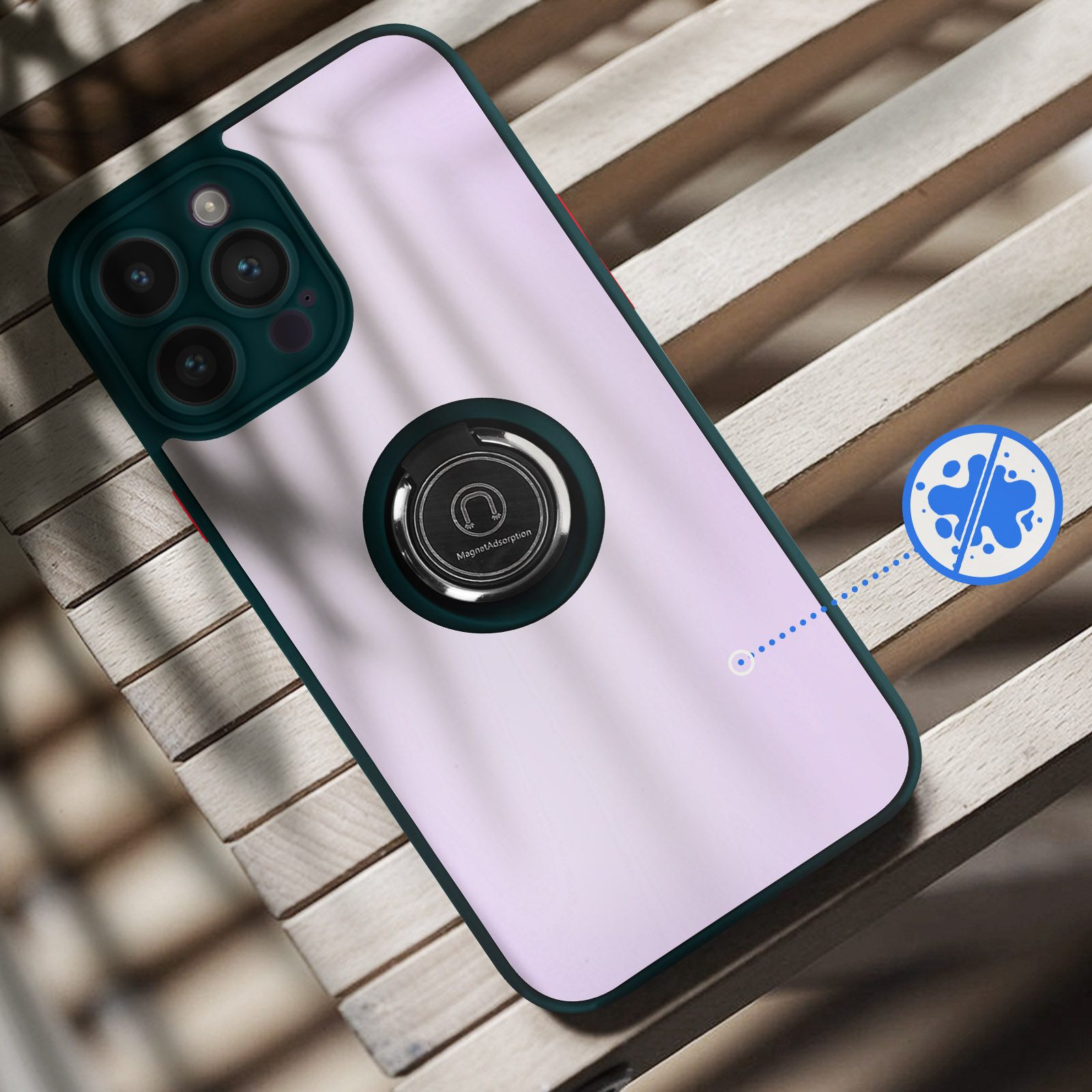 Ein Handy mit Kamera und Ringhalterung liegt auf Holzlatten. Blaue Spritzer-Symbol.
