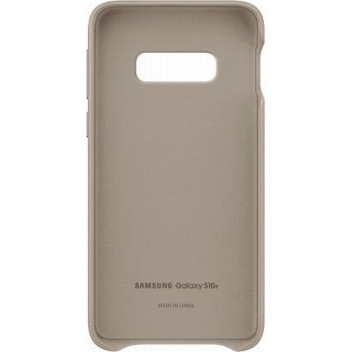 Una funda beige para Samsung Galaxy S10 con recorte de cámara.