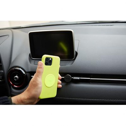 Mano tiene telefono giallo con supporto davanti schermo auto.