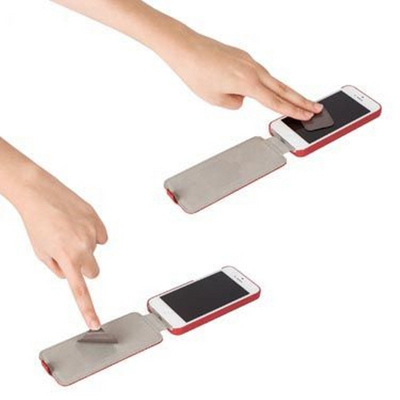 Mani che posizionano e tolgono un iPhone da una custodia.