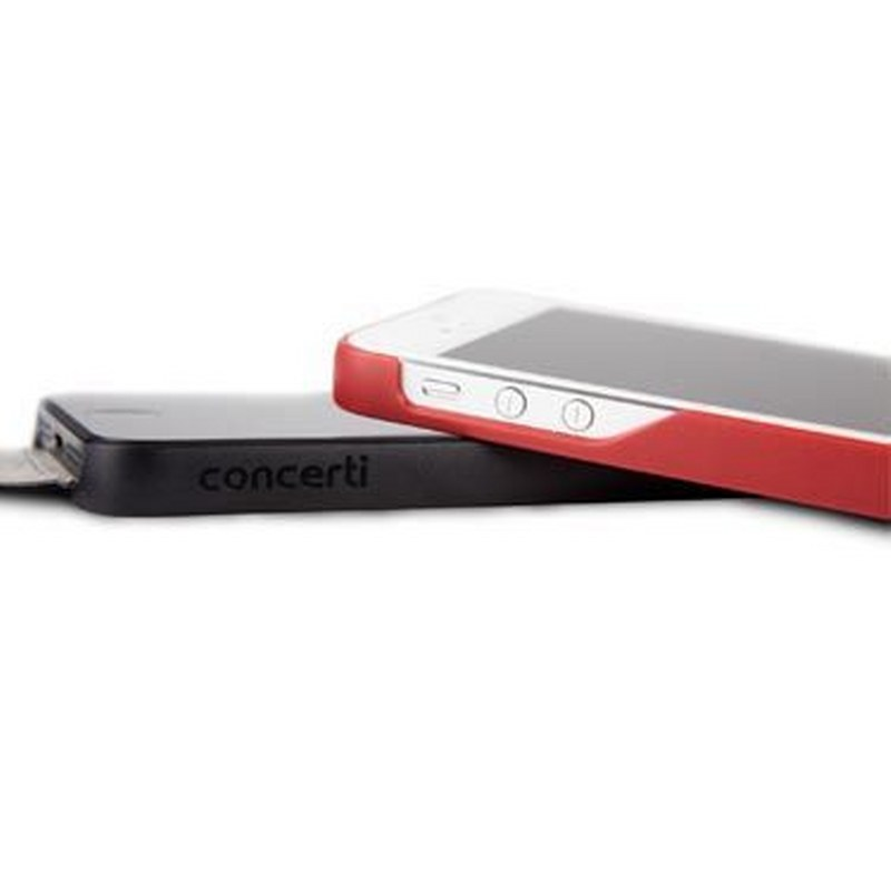 Un caricatore nero giace sotto un iPhone rosso.
