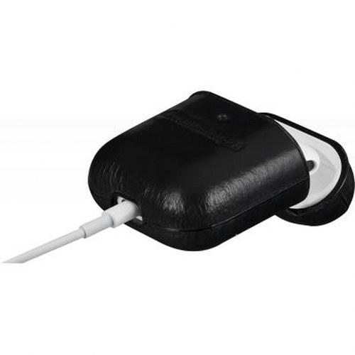 Custodia di ricarica nera con cavo bianco inserito. Coperchio aperto mostra auricolari bianchi.