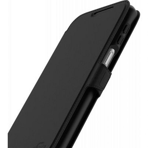 Custodia per telefono in pelle nera con copertina flip. La custodia è angolata e mostra i pulsanti laterali.