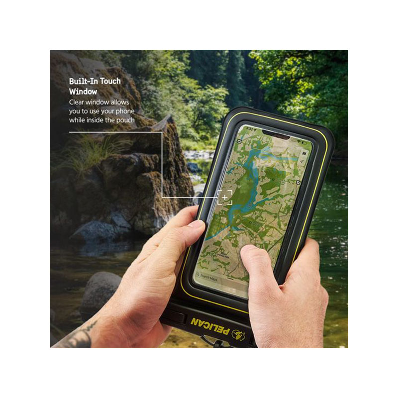 Persona che tiene custodia impermeabile per telefono con mappa, all'aperto vicino a un fiume.
