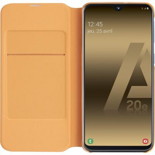 Custodia arancione accanto a uno smartphone con sfondo dorato.