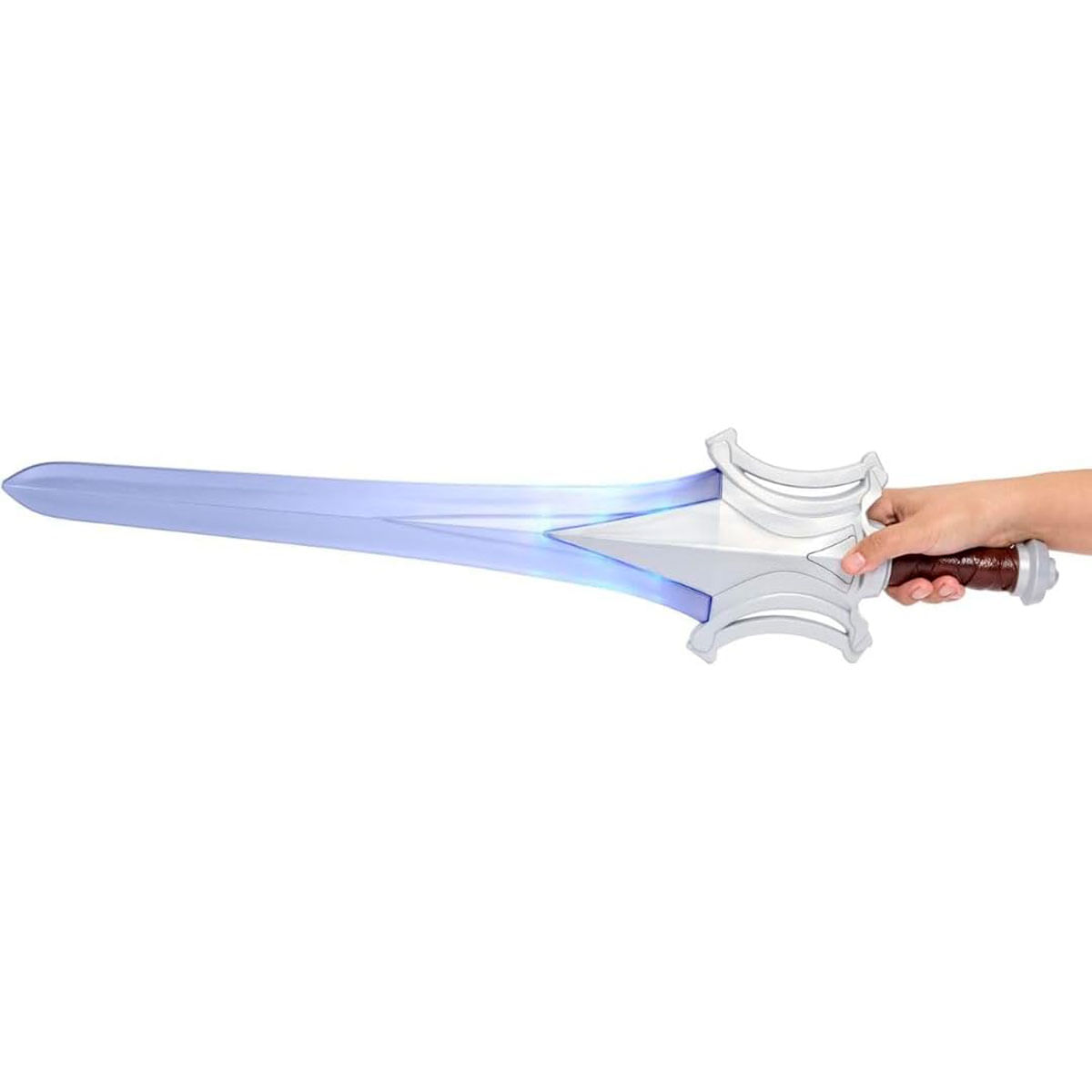 Una mano sostiene una espada azul con empuñadura plateada y hoja brillante.