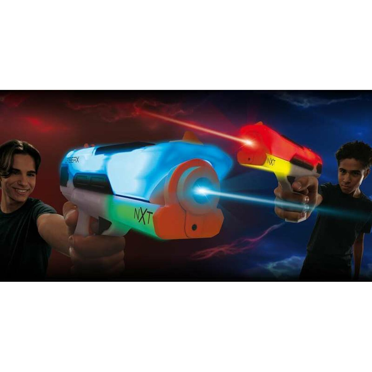 Dos niños juegan con pistolas láser brillantes en una habitación oscura.