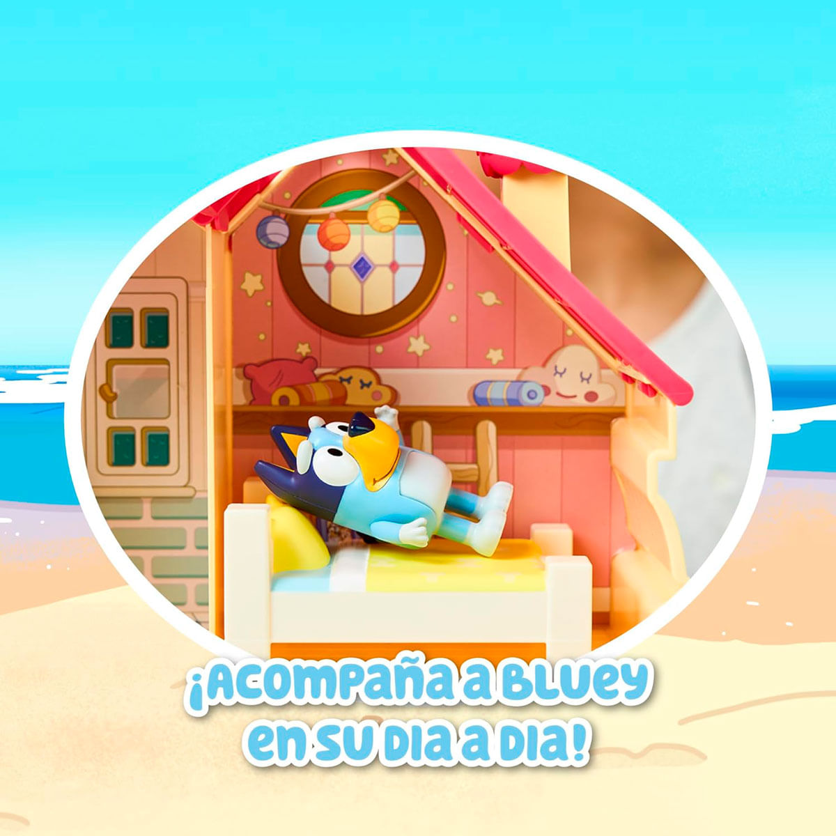 Bluey yace en una cama dentro de una casa de juguete con fondo de playa.