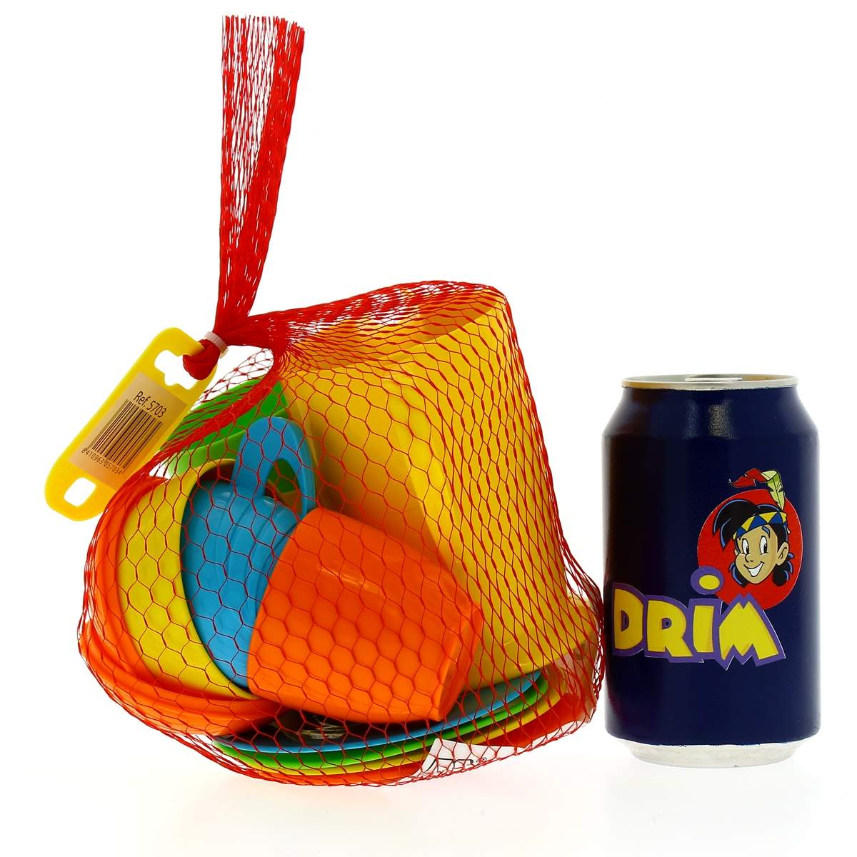Vajilla de juguete colorida en una bolsa de red junto a una lata azul con un personaje de dibujos animados.