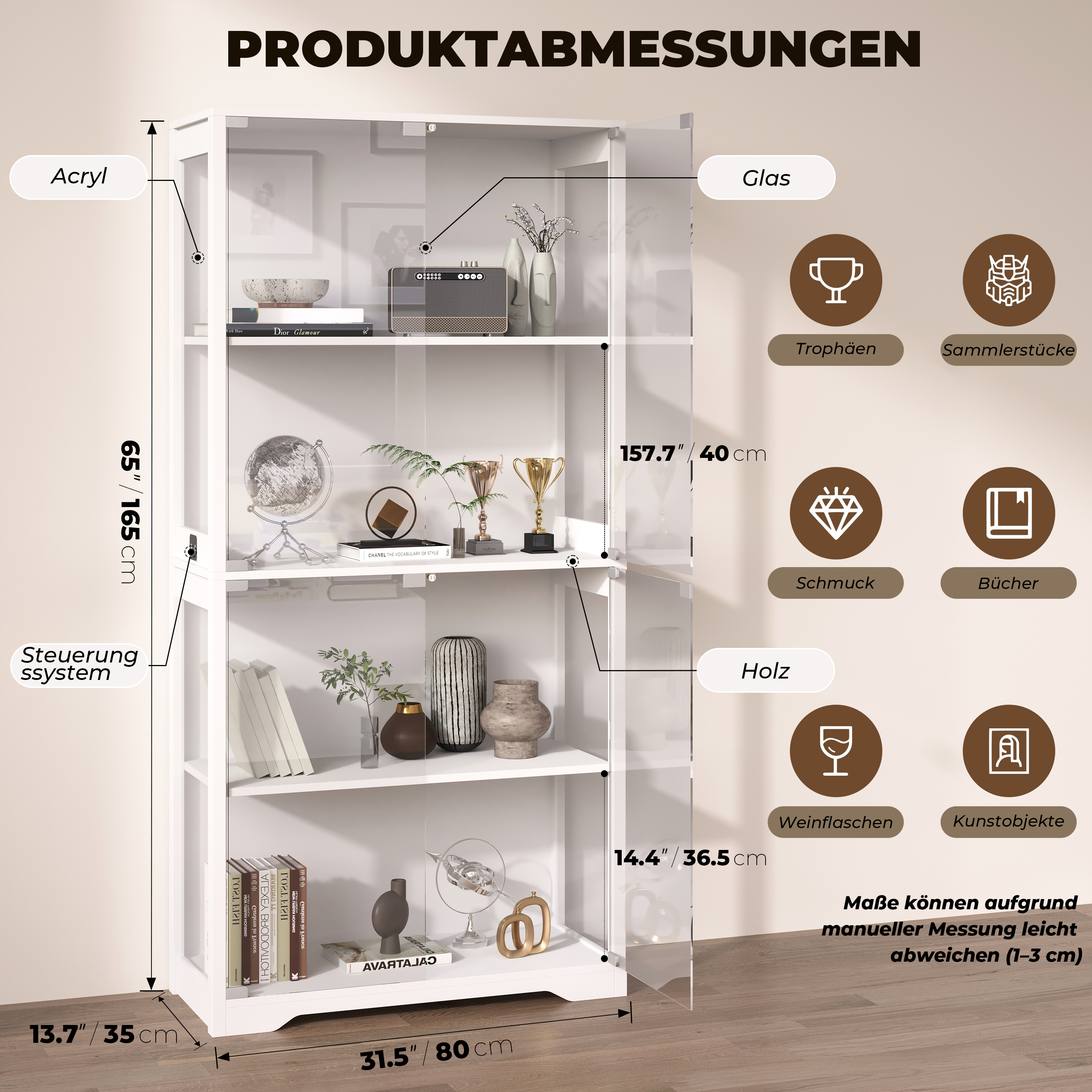 Ein weißes Regal mit Glastüren, das mit Büchern und Dekorationen gefüllt ist.