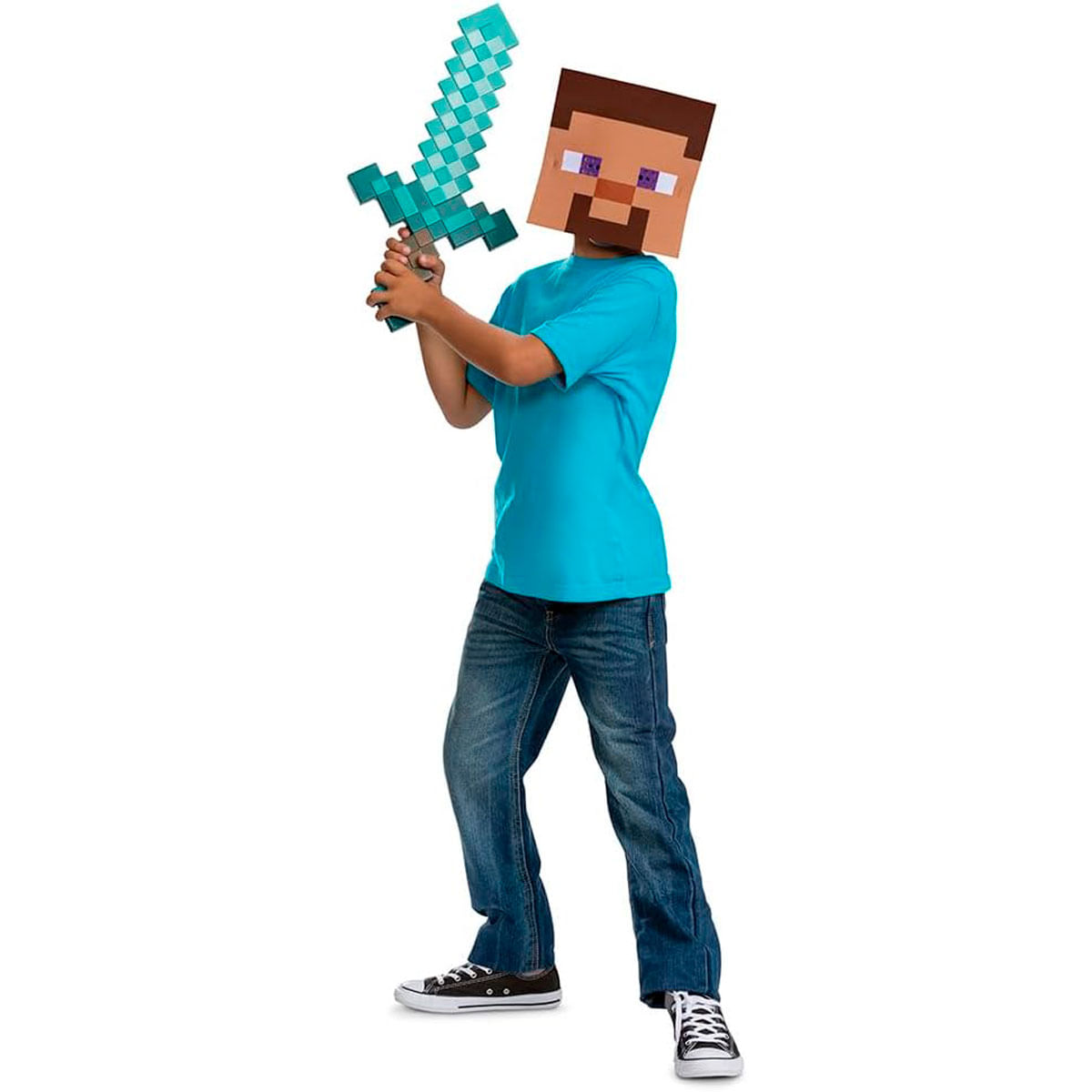 Un niño con disfraz de Steve de Minecraft sostiene una espada de diamante azul.