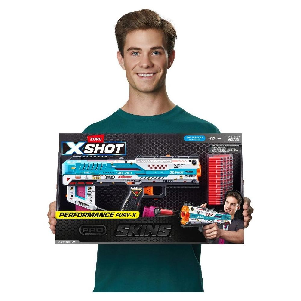 Hombre sostiene una pistola de juguete X-Shot y accesorios.