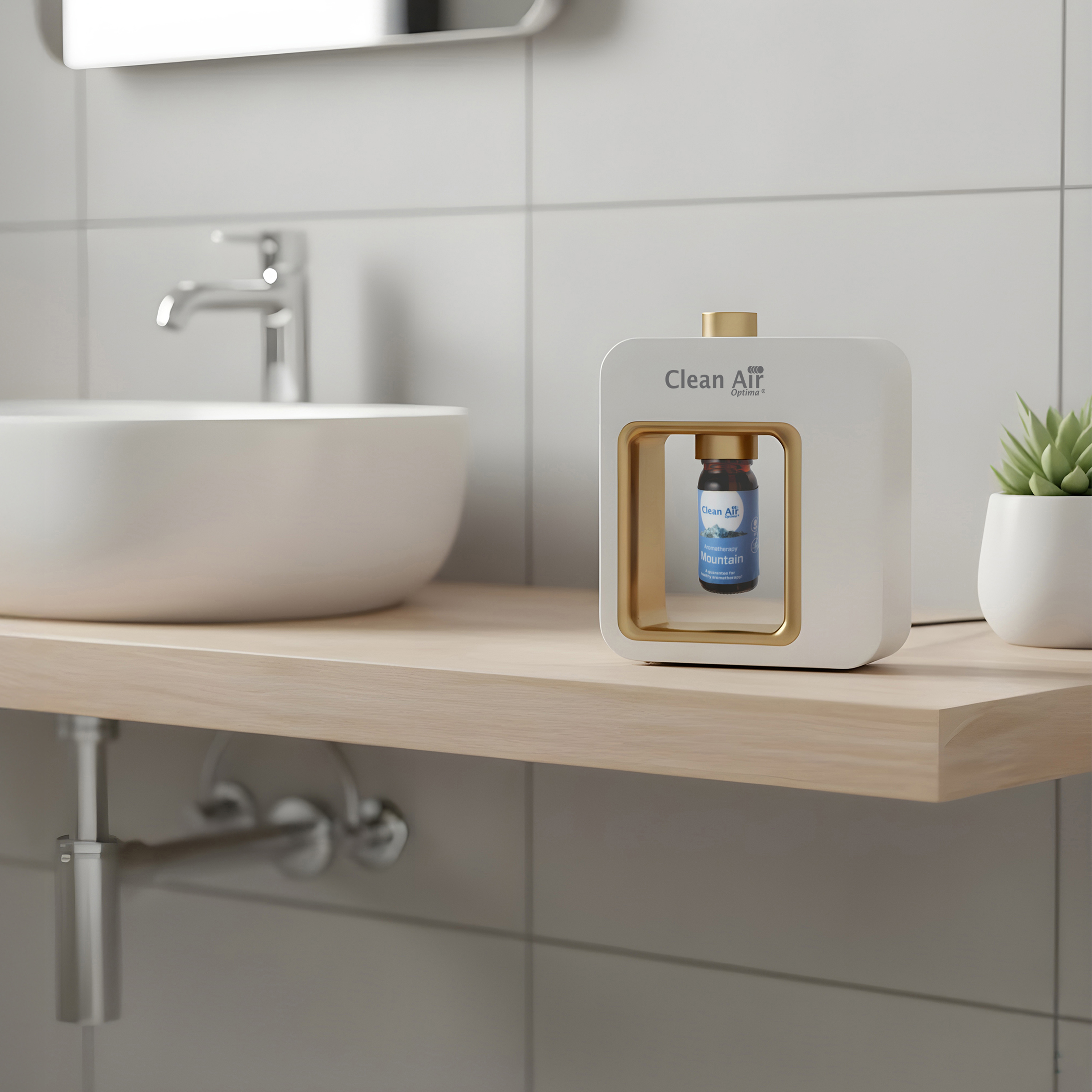 Ein weißer Lufterfrischer mit goldenem Rand und einer Flasche vor einem Waschbecken.