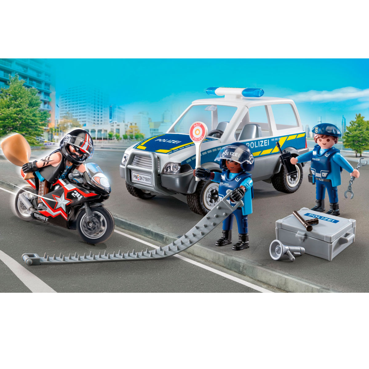 Policías con coche patrulla, motorista y cortacables en una carretera.