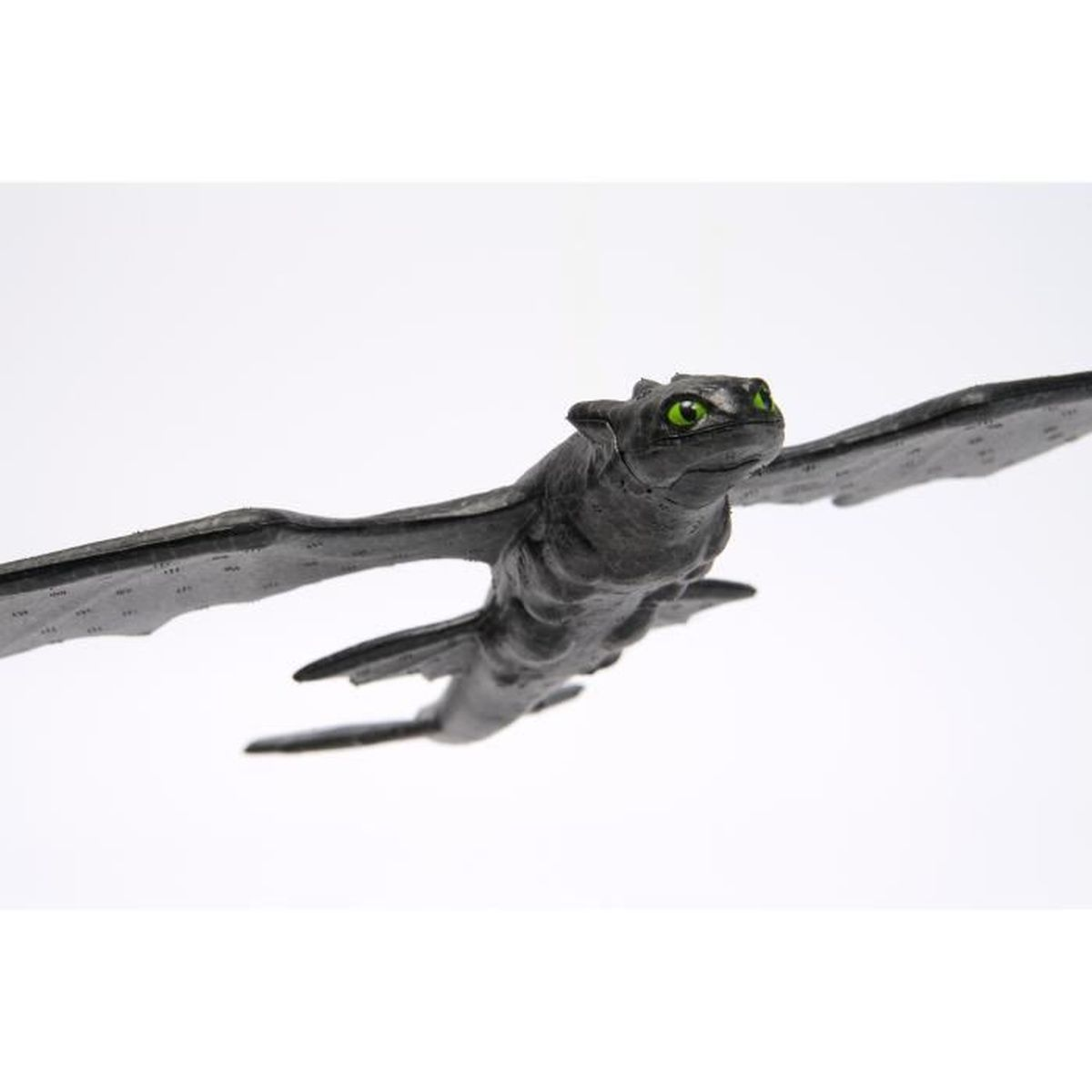 Un dragón negro con ojos verdes vuela sobre un fondo blanco.