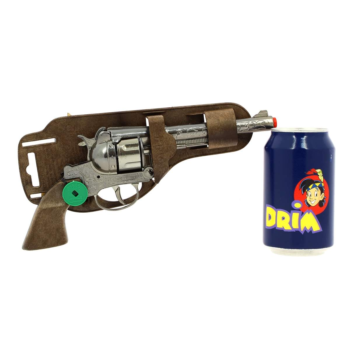 Una pistola de juguete en una funda marrón junto a una lata azul.