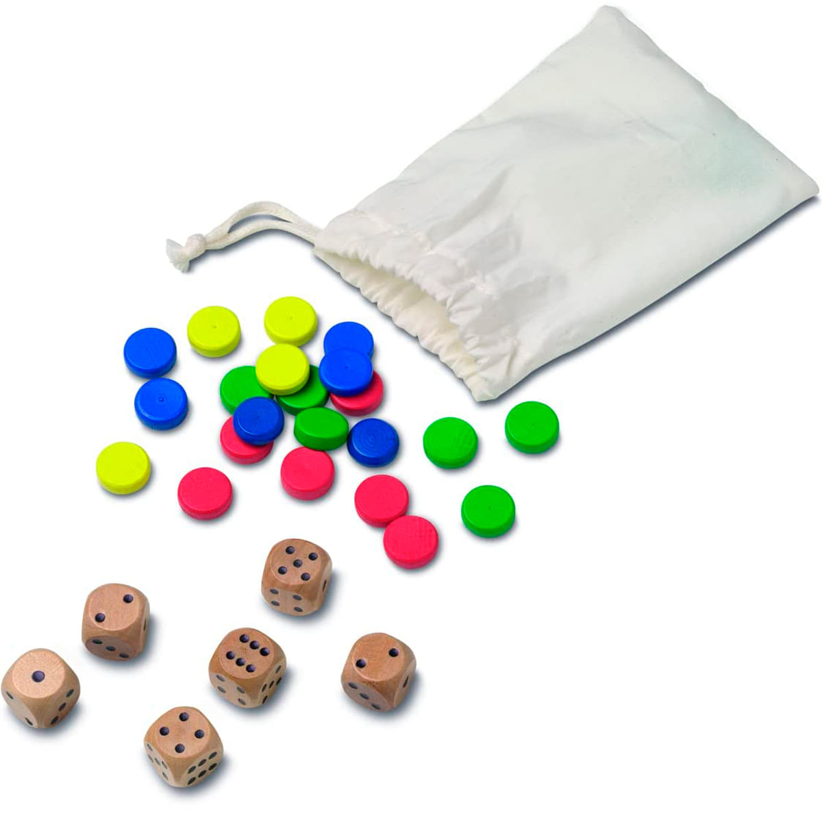 Una bolsa blanca con fichas de juego coloridas y dados de madera sobre fondo blanco.