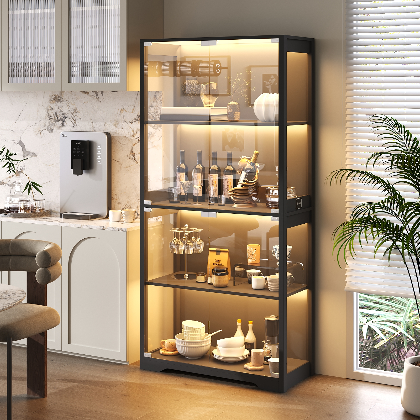 Ein beleuchteter Vitrinenschrank aus Glas, gefüllt mit Flaschen, Gläsern und Geschirr.