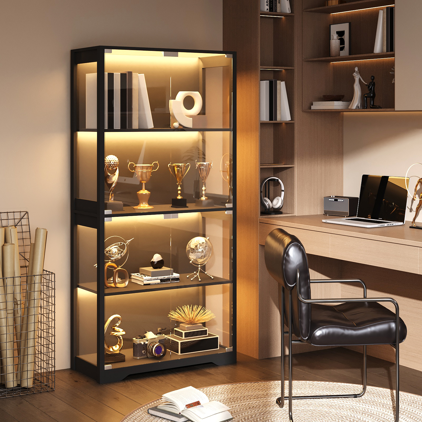 Ein beleuchtetes Regal mit Trophäen, Büchern und Dekorationen neben einem Schreibtisch.