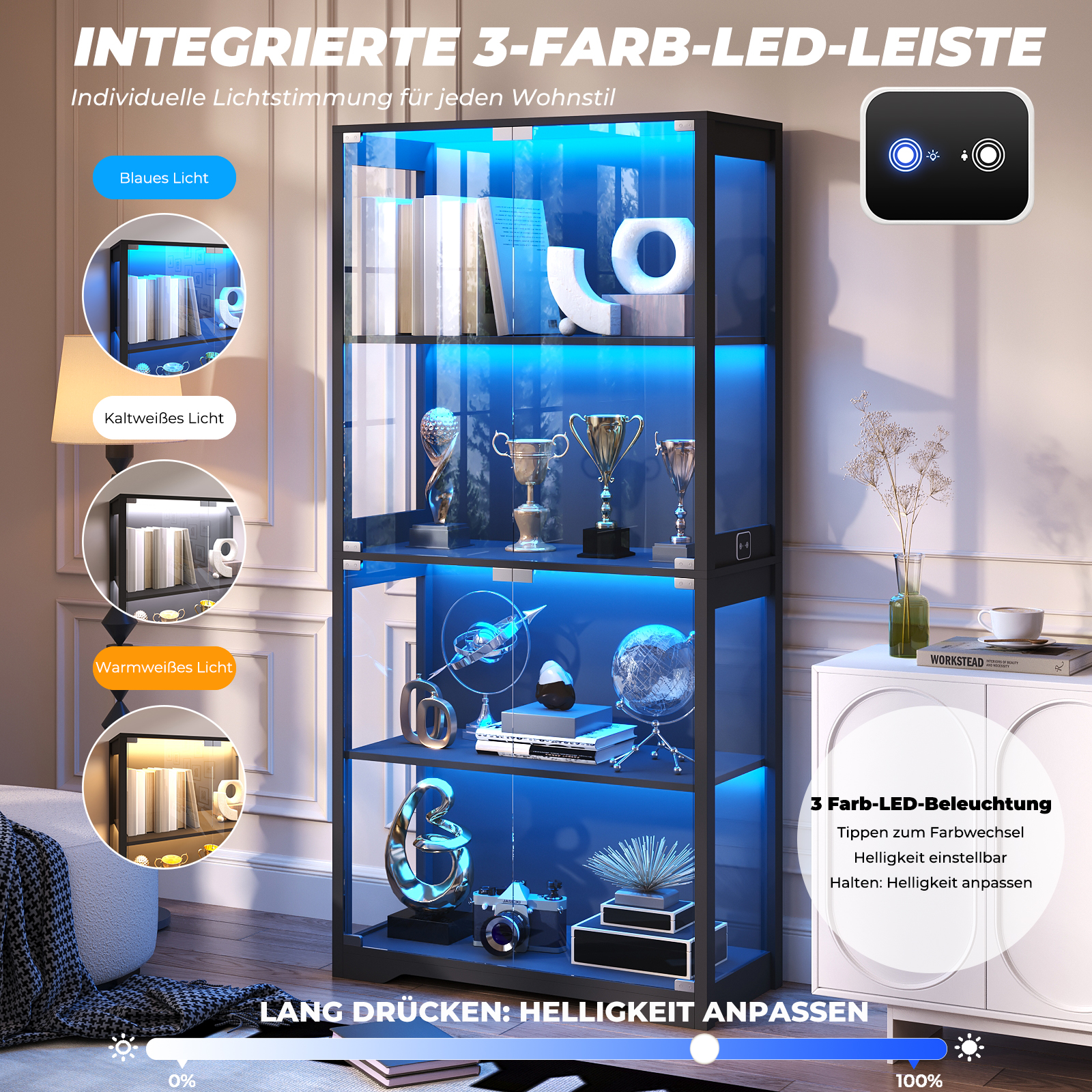 Vitrine mit blauer LED-Beleuchtung, zeigt Trophäen und Dekoartikel. Helligkeit einstellbar.
