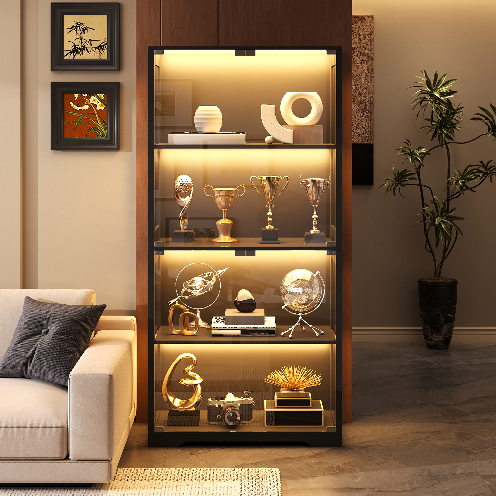 Eine beleuchtete Vitrine mit Trophäen, Vasen, einer Kamera und Dekorationen.
