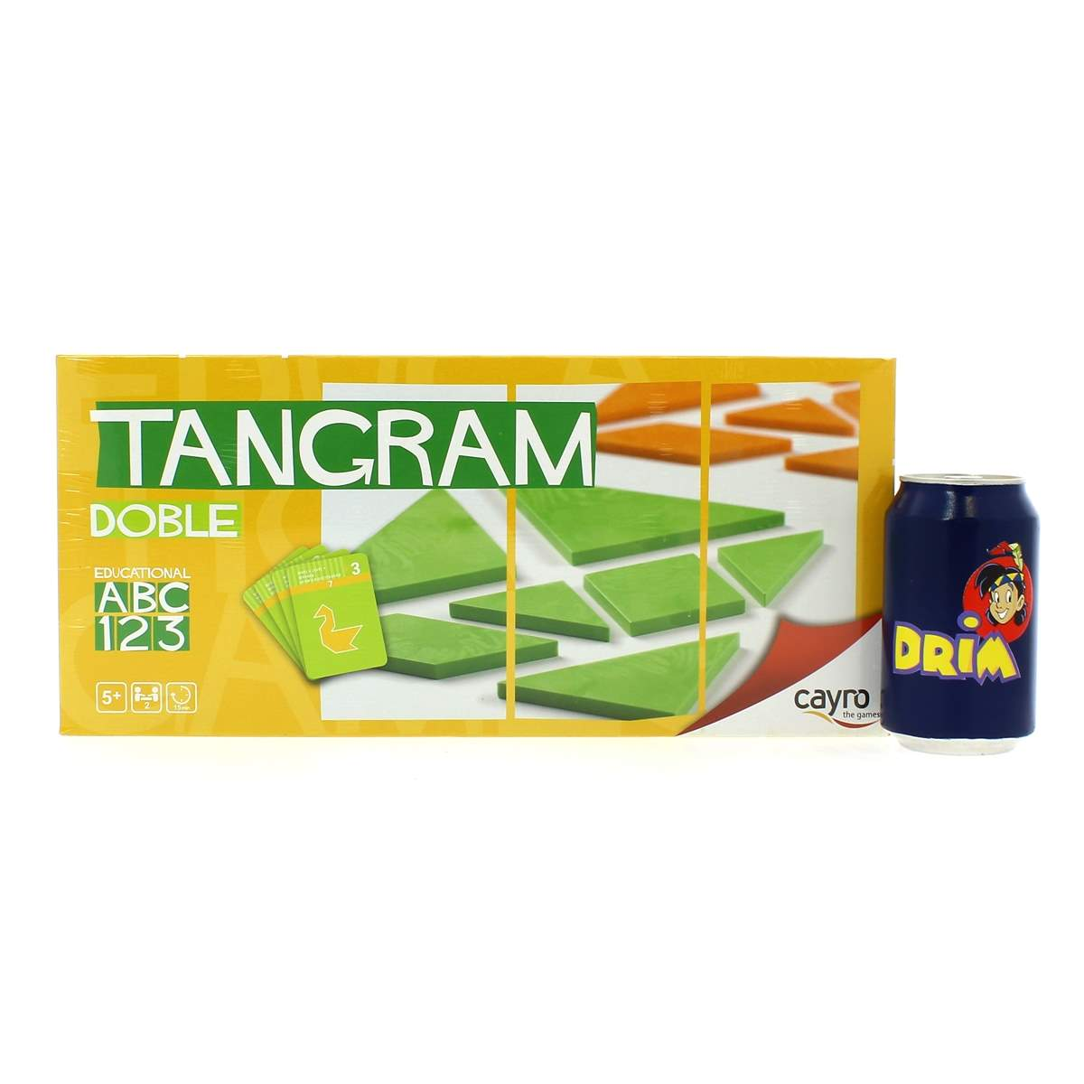 Caja de juego Tangram con formas geométricas verdes y una lata de bebida azul.
