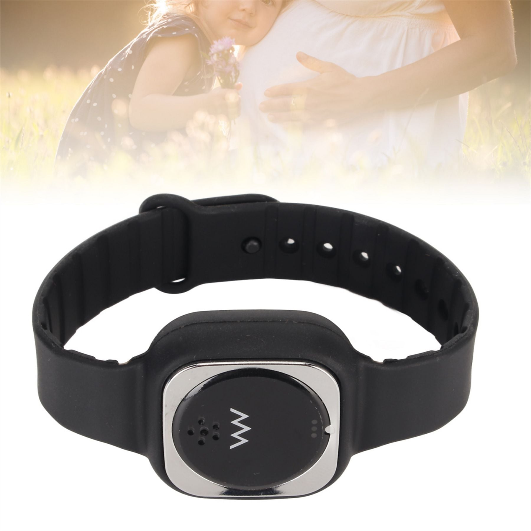 Schwarzes Armband mit silbernem Rahmen und schwarzem Zifferblatt mit Symbolen.