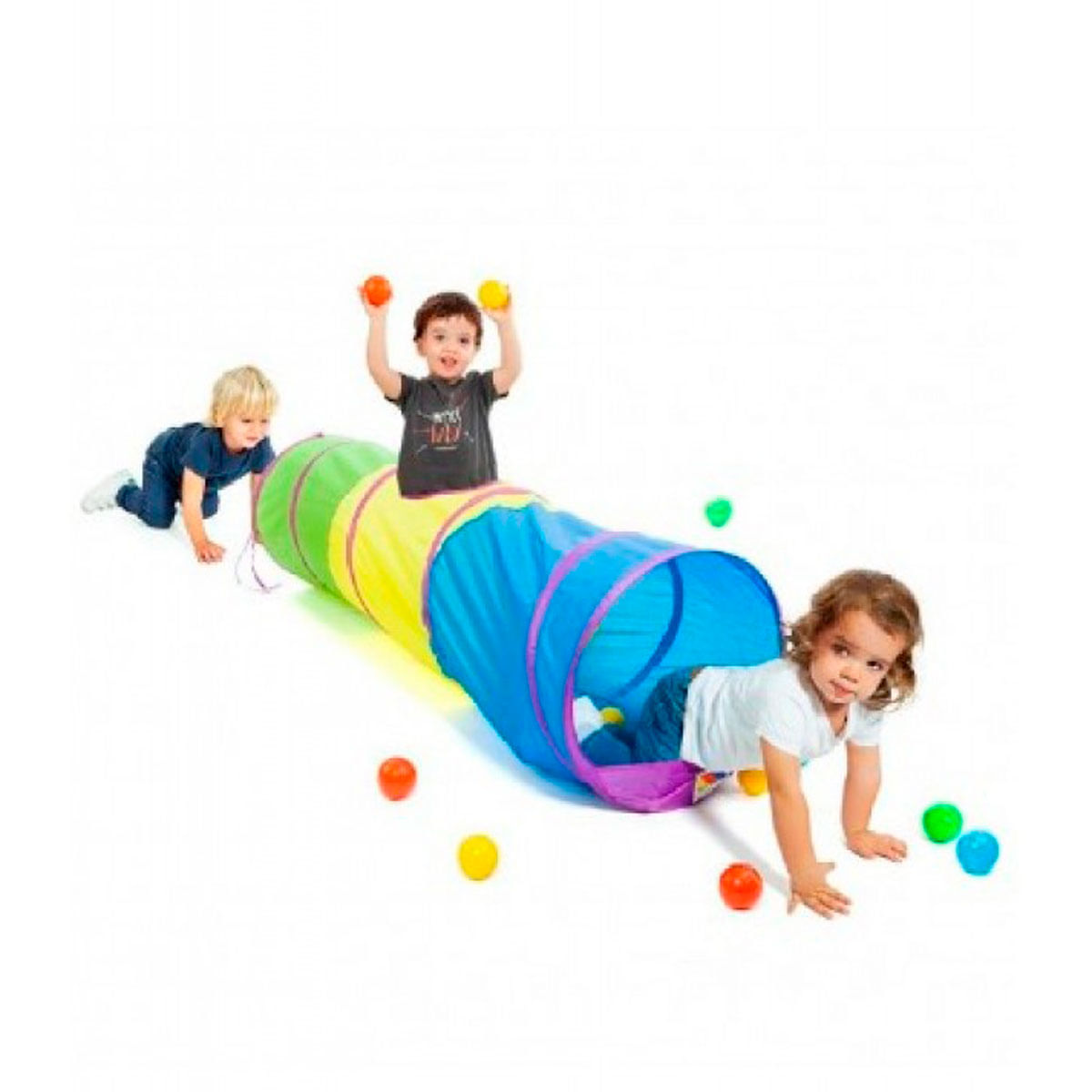 Niños gatean por un túnel de juego colorido con pelotas.