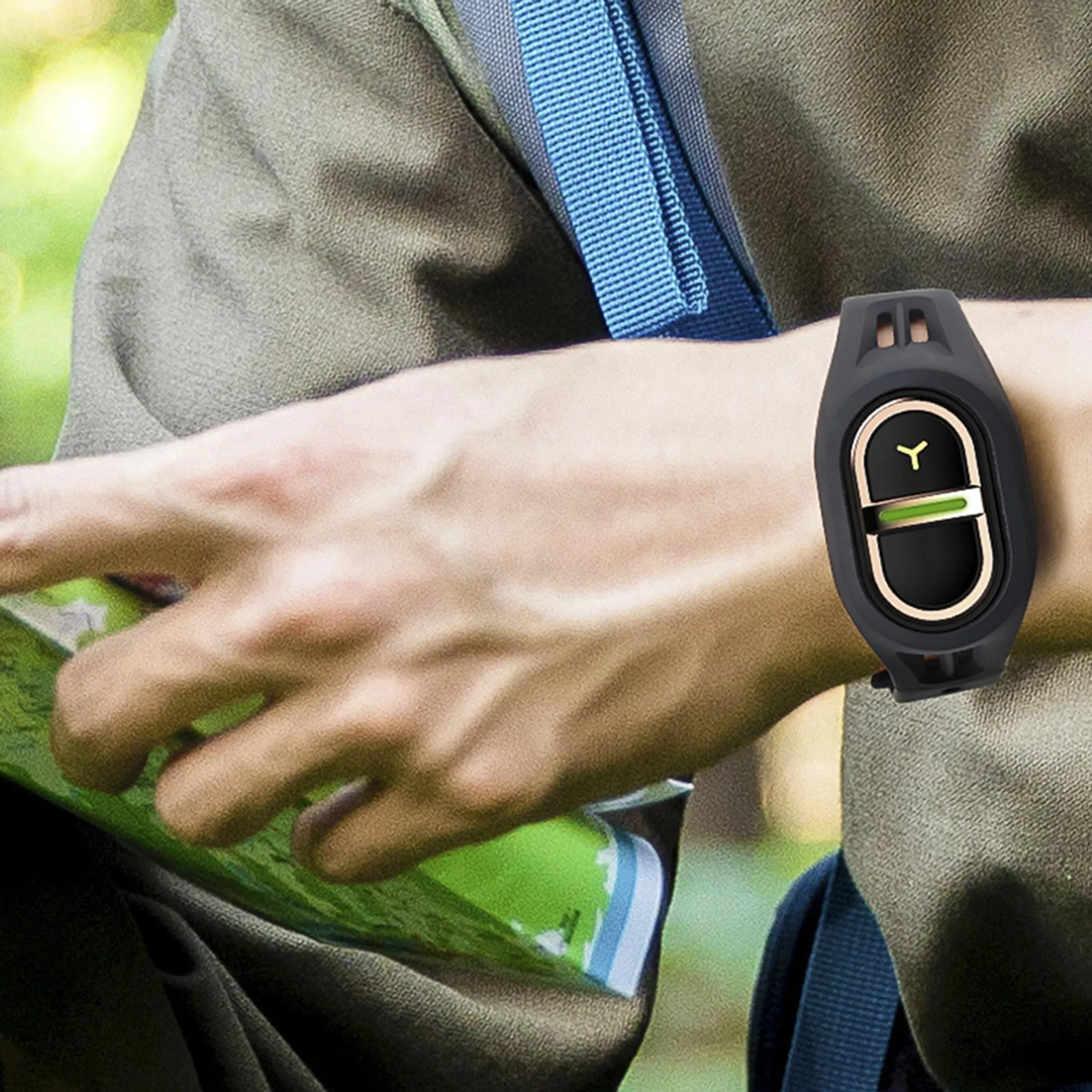 Ein Mann mit einem grauen Hemd und einer Smartwatch am linken Handgelenk.