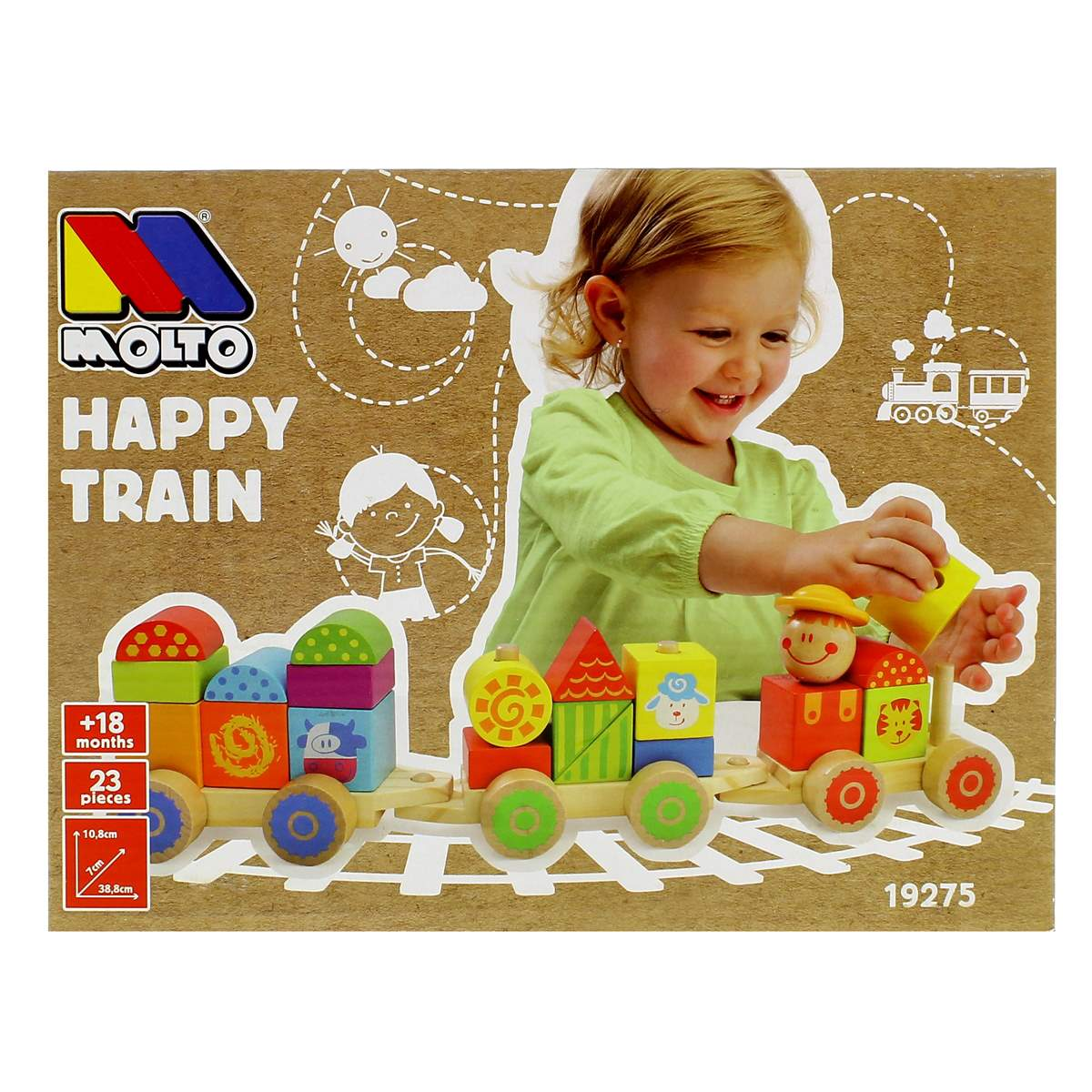 Un niño pequeño juega con un tren de madera de colores en un paquete marrón.