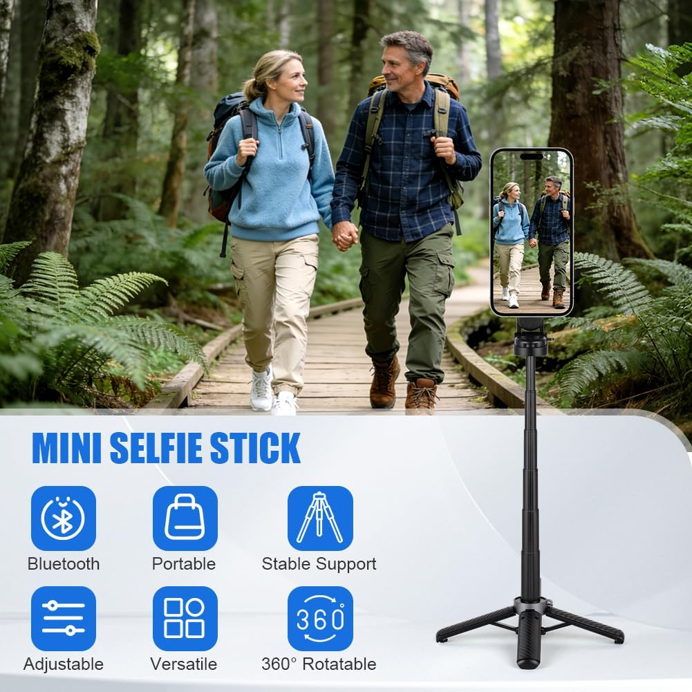 Ein Paar wandert auf einem Holzsteg in einem Wald, ein Selfie-Stick hält ein Handy, das sie zeigt.
