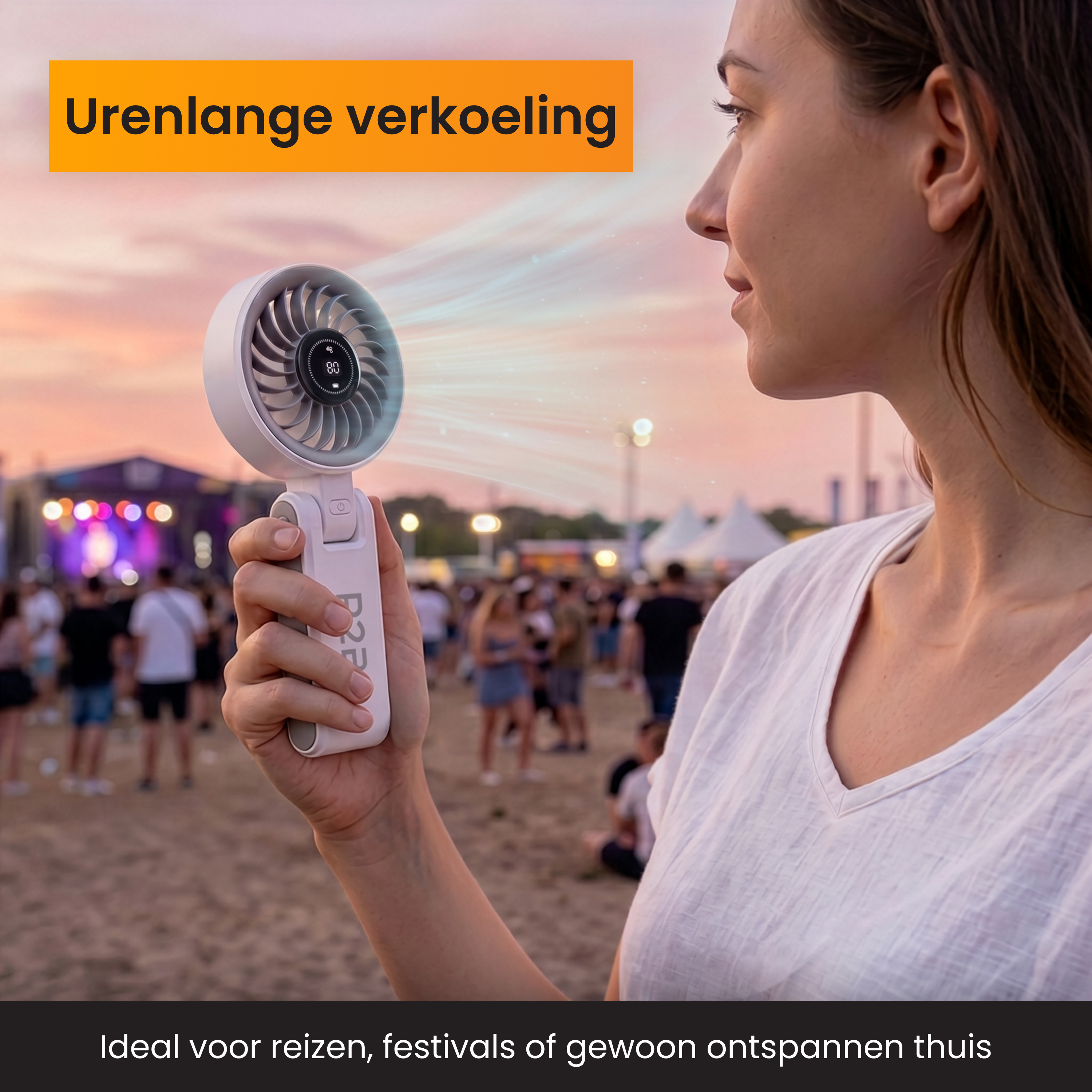 Frau im Freien hält Ventilator mit Luftstrom vor Festival-Hintergrund.