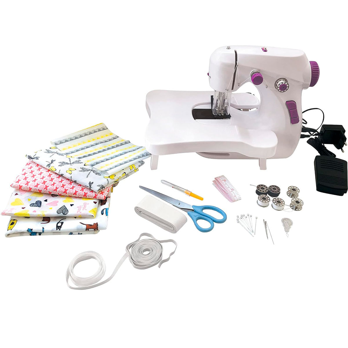 Máquina de coser blanca con tela, tijeras, carretes de hilo, agujas y cinta métrica.