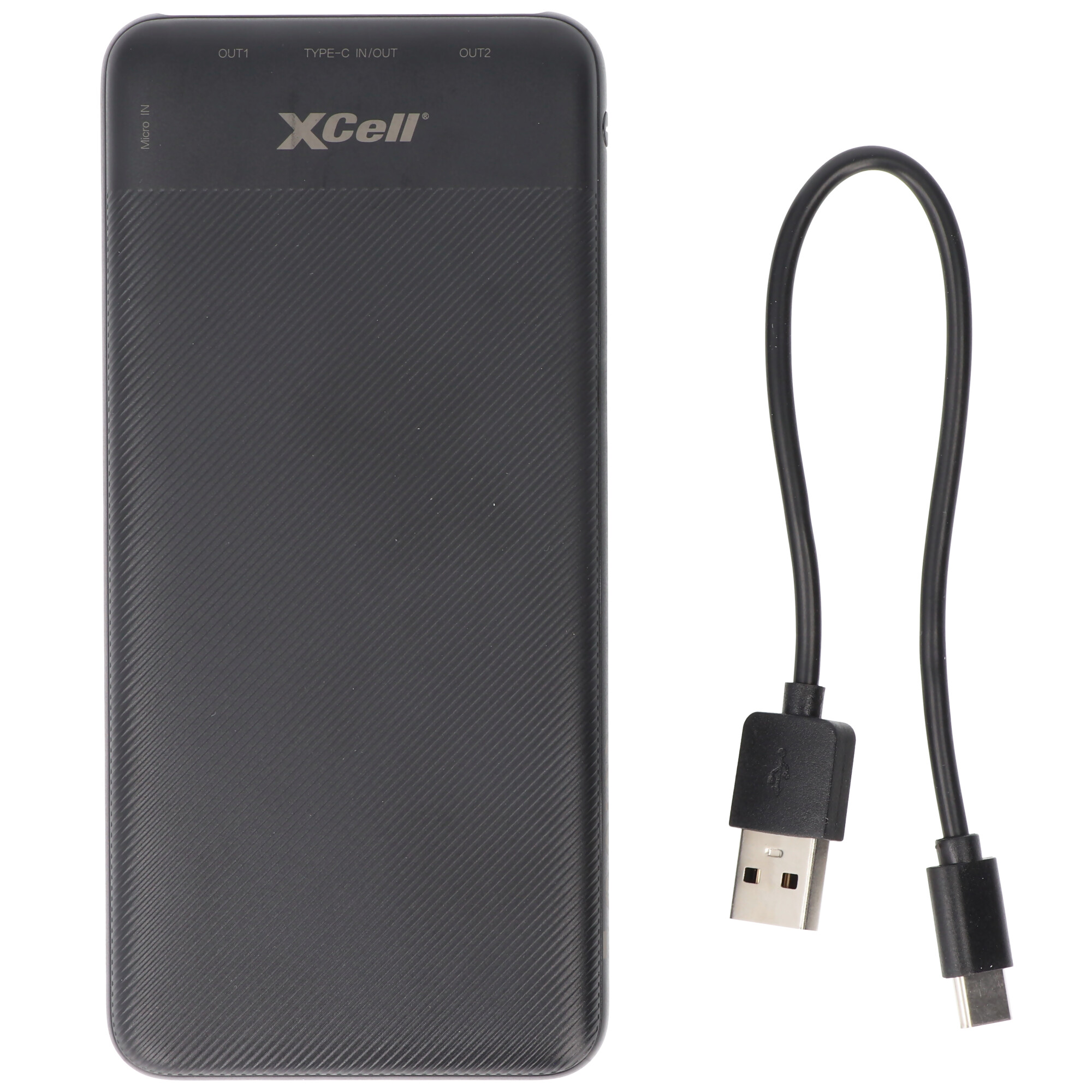 Schwarzes XCell Powerbank mit USB-A zu USB-C Kabel auf weißem Hintergrund.