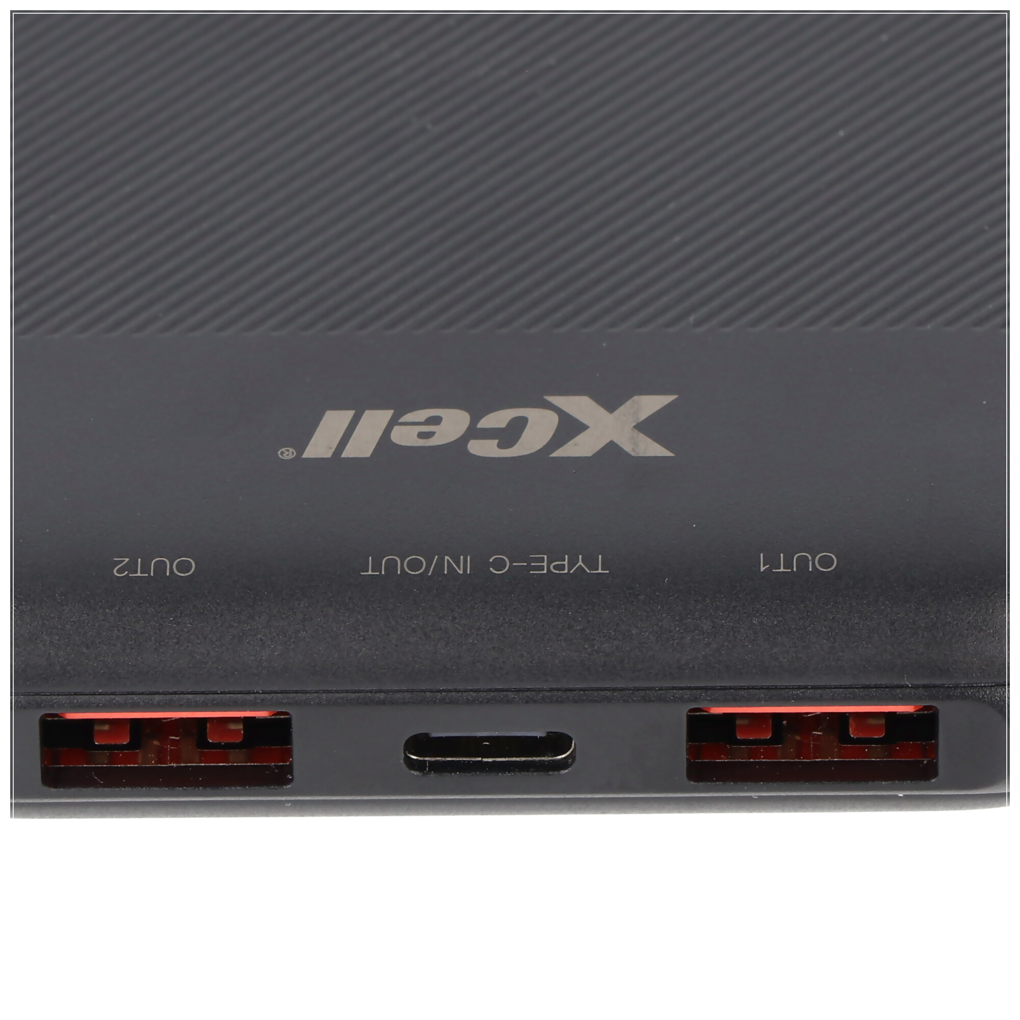Schwarzes Ladegerät mit zwei USB-A-Anschlüssen und einem USB-C-Anschluss.