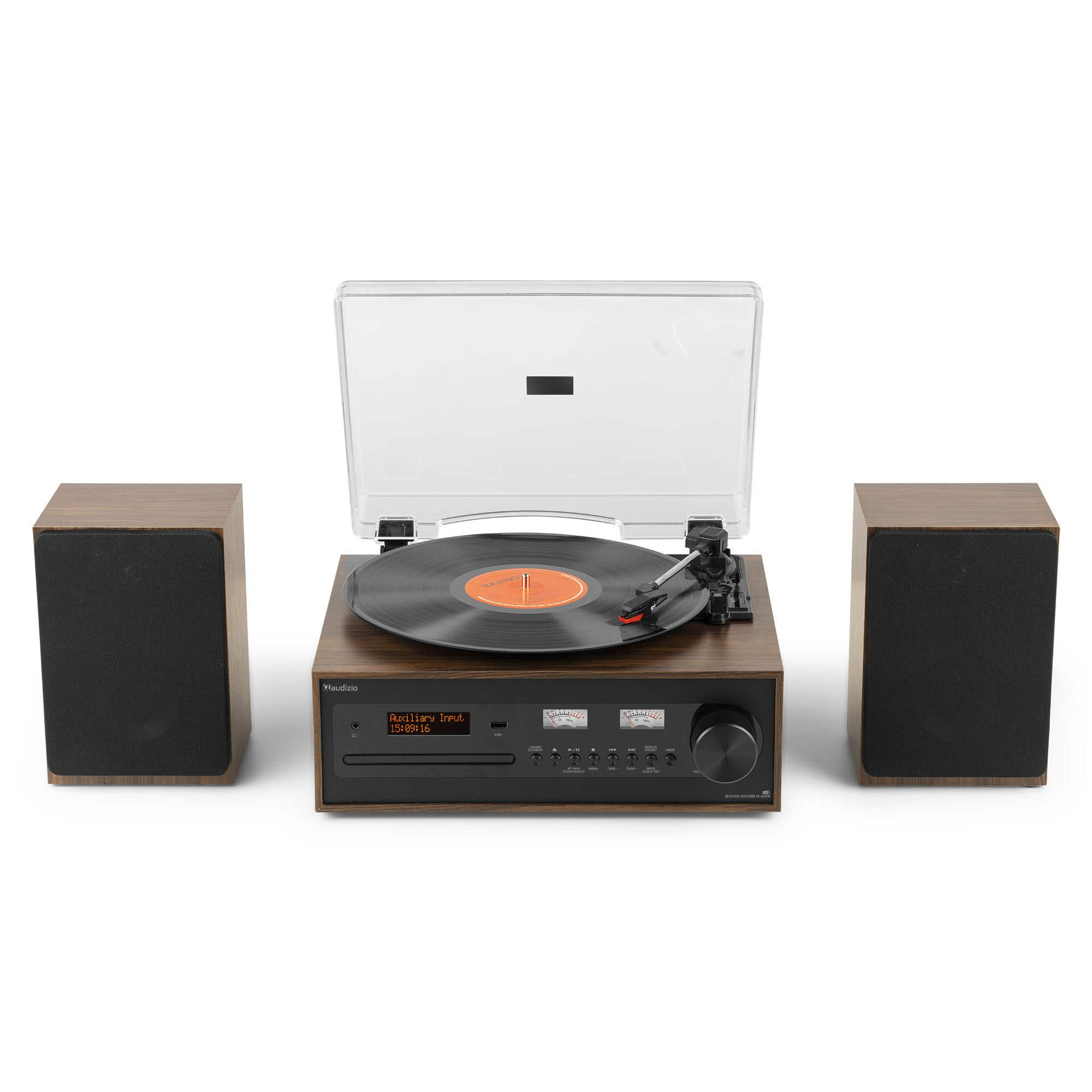 Un tourne-disque avec deux haut-parleurs sur fond blanc.