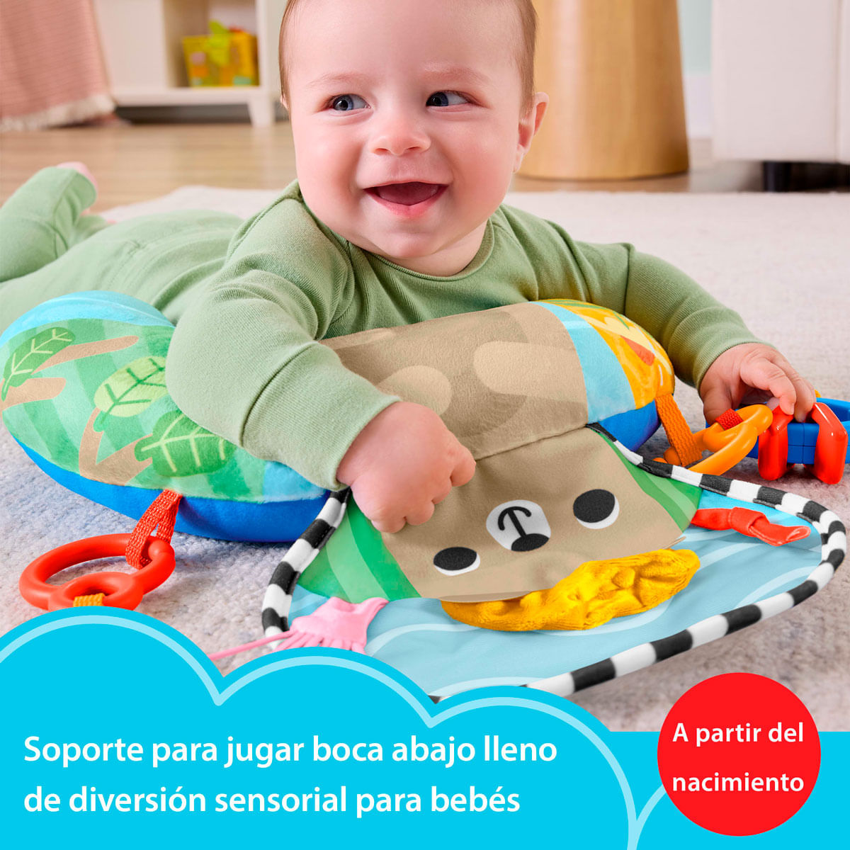 Un bebé yace sobre un juguete colorido con forma de oso.