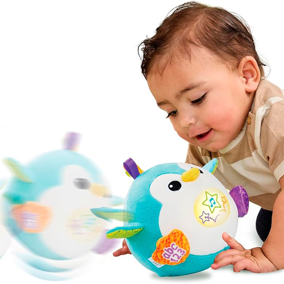 Bebé mira un juguete de pájaro azul y redondo con luces y sonidos.