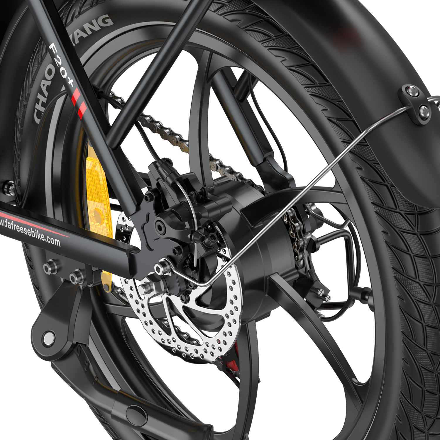 Primer plano de la rueda trasera de una bicicleta negra con freno de disco y cadena.