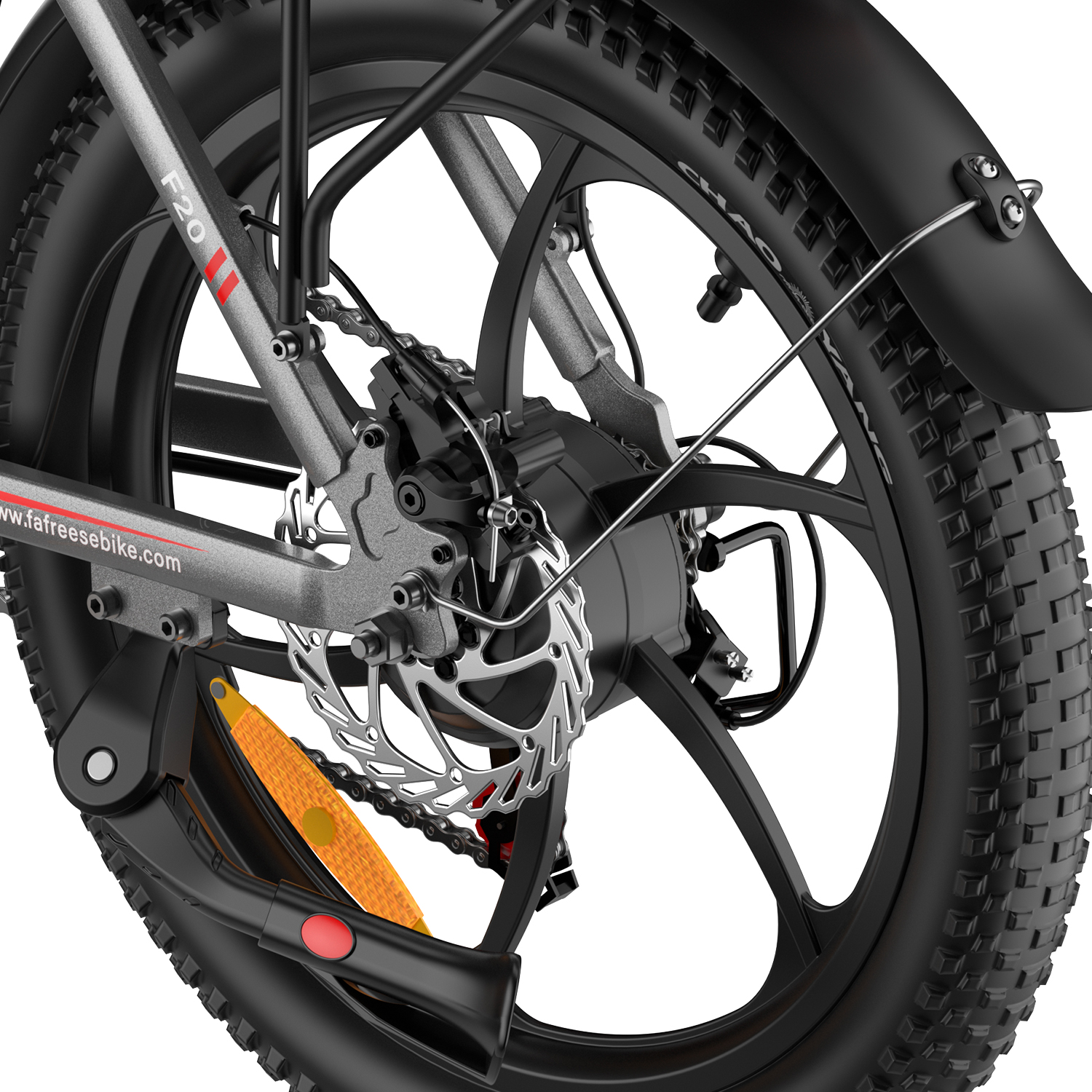 Ruota posteriore di una e-bike grigia con gomma larga, freno a disco e riflettore.