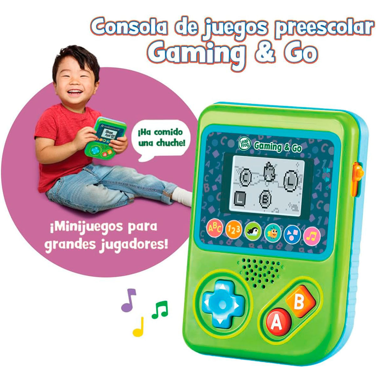 Un niño sonriente sostiene un juguete verde. Al lado hay un juego portátil verde con pantalla.