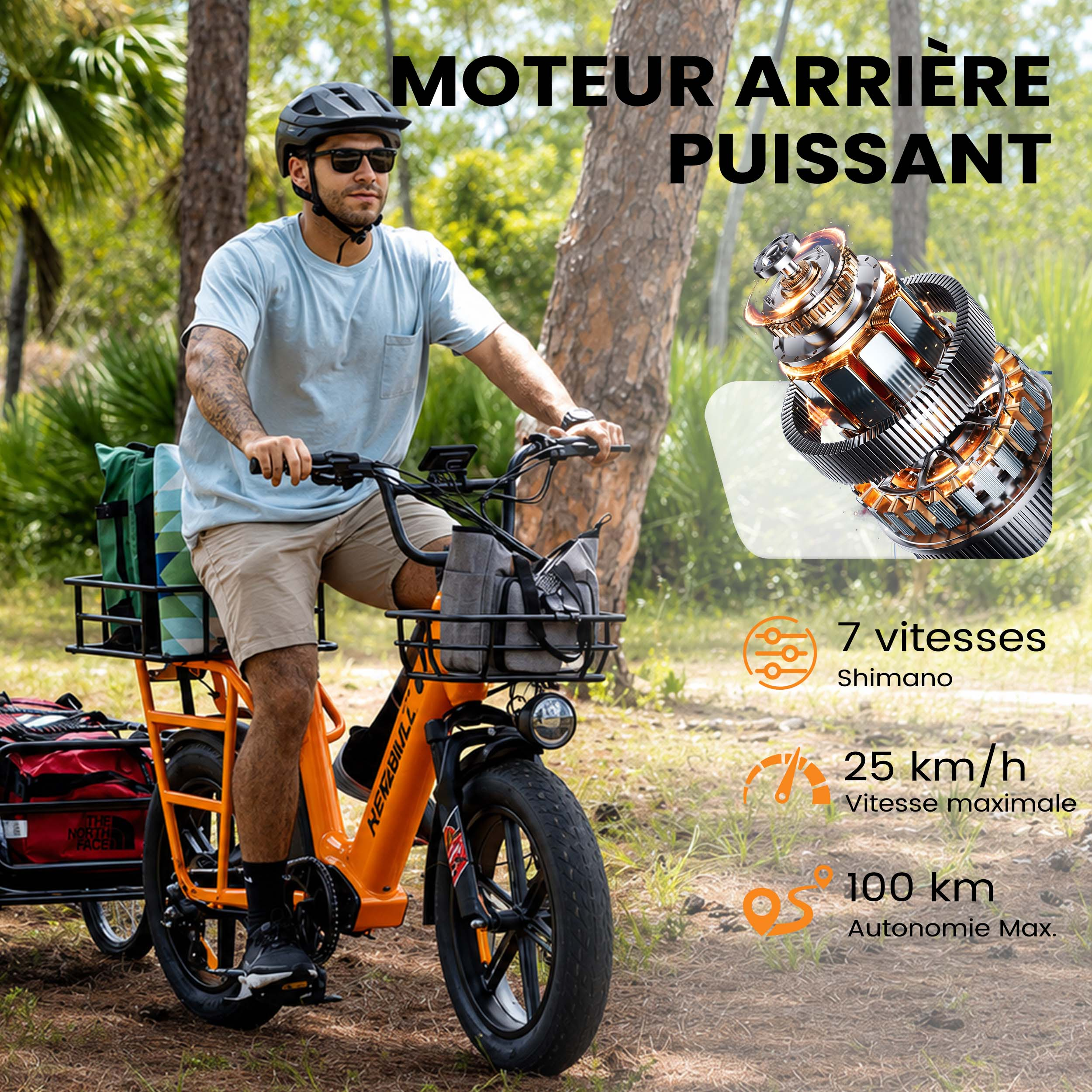Ein Mann fährt ein oranges E-Bike mit Anhänger durch einen Wald.